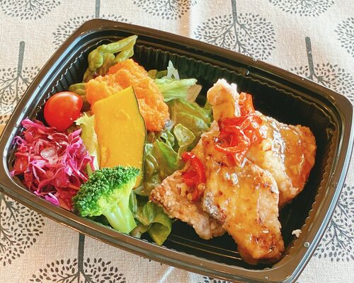 単品メカジキ　サラダ付き　斜め
